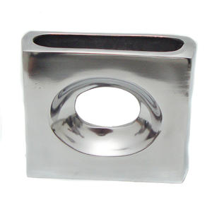 Florero de aluminio y Metal de diseño moderno, florero decorativo de mesa recién llegado de Color plateado disponible en venta al por mayor - Product Image 1