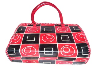 Bolsa de Viaje Lowellcraft de 7 Pulgadas, Diseño Geométrico Rojo y Negro, en PU, con Cierre de Cremallera, Diseño Duradero - Product Image 2