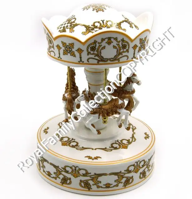 Faberge tarzı dekoratif porselen atlıkarınca beyaz ve altın Carillon özelliği ev dekor için