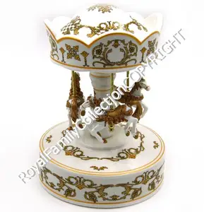 Decoratieve Porseleinen Carrousel In Faberge-Stijl In Witte En Gouden Beiaardfunctie Voor Huisdecoratie