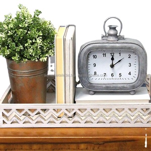 Reloj de mesa de diseño vintage en aluminio con esfera blanca perfecto para decoración del hogar premium y acento interior elegante - Product Image 1
