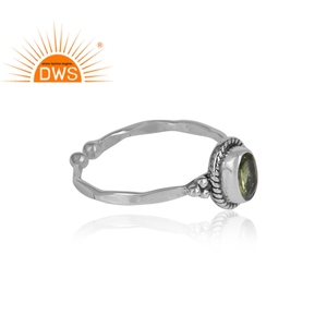 Anillo de Plata de Ley 925 con Peridoto Verde Natural en Engaste Biselado y Acabado Oxidado para Niñas - Product Image 2