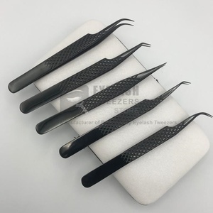 Pinzas de pestañas de Plasma con agarre de diamante negro de acero inoxidable sostenible japonés profesional probadas a mano y privadas - Product Image 2