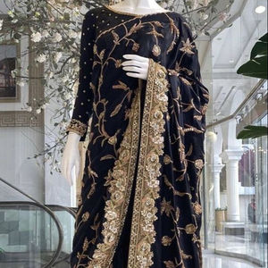 Saree de mariage de créateur avec un superbe travail à la main avec des perles de verre en pierre et un travail Dabka adapté aux fêtes et aux mariages - Product Image 1