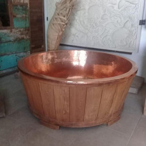 Bañera de cobre martillado con bañera de madera de teca Bali - Product Image 2