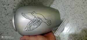 โกศสำหรับเผาศพอะลูมิเนียมสีเงินคุณภาพสูงพร้อมอุปกรณ์งานศพนกพิราบ - Product Image 2