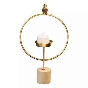 Support de bougie en métal doré moderne de style designer avec cercles décoratifs - Product Image 1