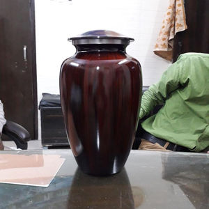 Urna de cremación de aluminio con acabado de madera para suministros funerarios - Product Image 1
