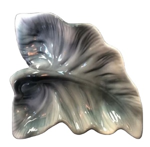 Plateau et plateau de service de nourriture classique en métal gris avec design élégant en forme de feuille, parfait pour une utilisation sur table d'hôtel - Product Image 1