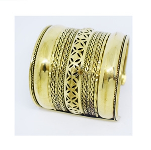 2027 Conjunto de Joyería Hecho a Mano para Mujer, Estilo Antiguo Martillado, Brazalete de Latón Pesado de Moda, Talla Ajustable, Diseño de Brazalete Cortado con Láser, Hecho en India - Product Image 1