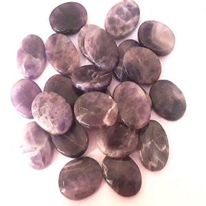 Forme ovale sculptée à la main améthyste cristal pierre de palmier pouce inquiétude pierre Style d'amour pour le soulagement de l'anxiété pierre semi-précieuse artisanat - Product Image 1