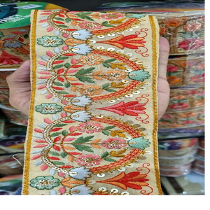 1 dentelle ethnique brodée sur mesure, 2.5 pouces, avec broderie de fleurs rouges, pour les stylistes de vêtements - Product Image 1