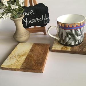 Paquete de 4 portavasos cuadrados elegantes y duraderos, posavasos de resina con acabado de textura de madera, accesorio elegante para mesa de centro para el hogar - Product Image 4