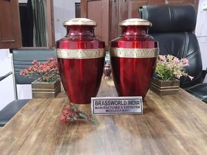 Urna funeraria de latón grabada en rojo de Brassworld India para cenizas de adultos para conmemoraciones y recuerdos - Product Image 2