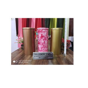 Urne triple en laiton de 9 pouces de style américain Fournitures funéraires pour adultes par Brassworld Inde Mémorial en métal de type trépied - Product Image 1