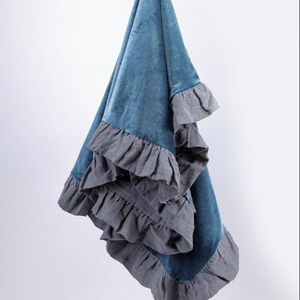 Manta Azul con Volantes Hecha a Mano - Manta de Bebé de Terciopelo - Product Image 1