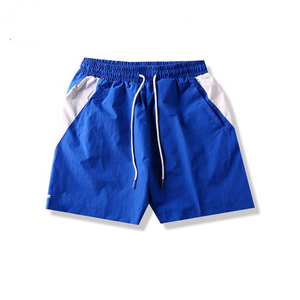 Pantalones cortos deportivos de fitness para hombre a rayas de poliéster 100% de alta calidad, bolsillos laterales cortos bordados, ropa de calle con logotipo impreso - Product Image 1