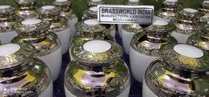 Urna de cremación de latón de estilo americano tradicional de Brassworld India Suministros funerarios de metal de calidad para adultos - Product Image 4