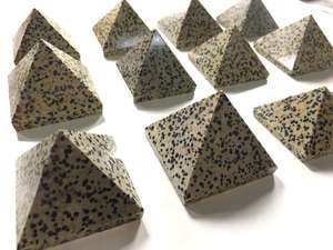 Pirámide de cristal de jaspe dálmata Natural más vendida estilo Feng Shui para meditación curativa venta al por mayor - Product Image 3