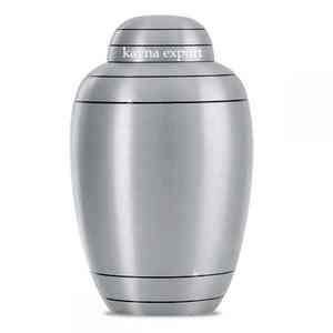 Nouveau design Dom haut gravé urne funéraire en laiton massif pour votre bien-aimé urne artisanale gravée disponible usine meilleur prix urne - Product Image 2