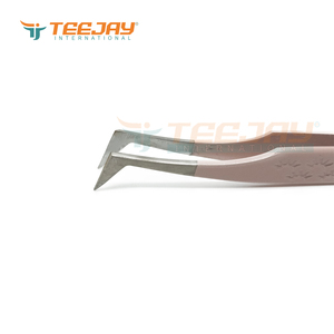 Pince à cils TEEJAY L Boot Baby Pink avec revêtement poudré, pour extensions de cils volumineuses, avec nouvelle poignée de 12 cm et pointe lisse - Product Image 4