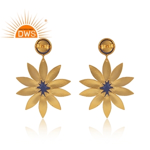 ต่างหูห้อยลายดอกไม้ดีไซน์เนอร์สีทองตุ้มหูแบบห้อยเครื่องประดับแฟชั่นทองเหลืองอินเดียสำหรับเป็นของขวัญสำหรับผู้หญิงคอลเลกชันของเธอ - Product Image 3