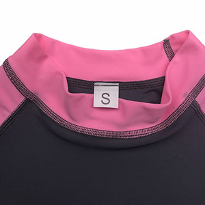 Haut de bain anti-UV pour homme, noir et rose, à manches longues, en Spandex/Nylon, avec logo imprimé sur le devant - Product Image 5