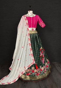 Georgette Lehenga Choli verte — noble, tendance, dentelle ornée de fil et de broderie à paillettes et de dentelle Banarasi, pour mariage nuptial - Product Image 3