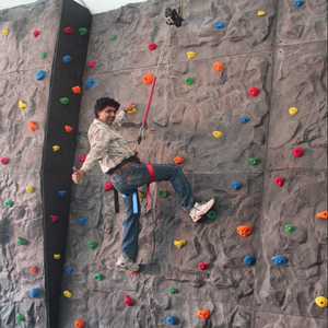 Adventurous Play Equipment Experience to Climb Colorful Holds Fiberglass Customized Rock Climbing Wall KNT Climbing 3-5 Years