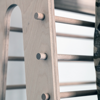 Étagère de présentation sur pied en bois massif Esposit, design personnalisé, finition couleur personnalisée, logo personnalisé, fabriqué en Italie pour les tapis