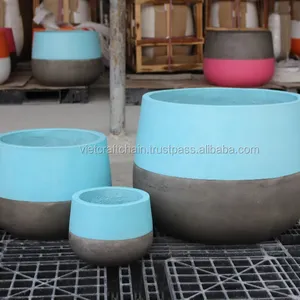 A fábrica produz vasos de flores de concreto coloridos para jardim, adequados às suas necessidades