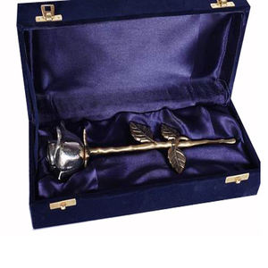 CRIMSON ROSE STEM recuerdo, flor de METAL pequeña urna conmemorativa - Product Image 5