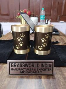 Urna de latón para mascotas de 7 pulgadas en negro con patas doradas Suministro funerario en forma de corazón dedicado a las mascotas amadas - Product Image 5