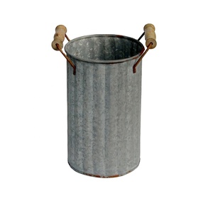 Cubeta Metálica Galvanizada Más Vendida con Asa de Madera para Hogar y Jardines, Cubetas Galvanizadas Económicas y de la Mejor Calidad - Product Image 1