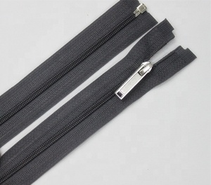 Rollo de cremallera con cierre automático de cadena larga de nailon #5, característica de extremo abierto para camisas, pantalones, bolsos, zapatos, almohadas, Material duradero de Metal y plástico, venta al por mayor - Product Image 1