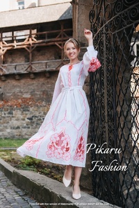 Robe brodée ukrainienne manches longues longueur mollet avec encolure en O tissée et durable avec ceinture naturelle - Product Image 5