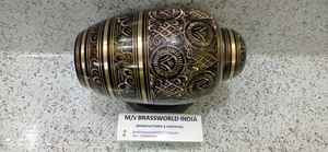 Urne funéraire en métal gravée noire et dorée pour adultes, style américain, BRASSWORLD INDIA FUNERAL SUPPLIES - Product Image 3