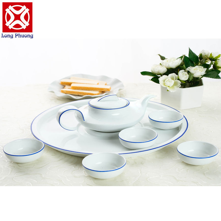 สีขาวมีขอบสีน้ำเงิน