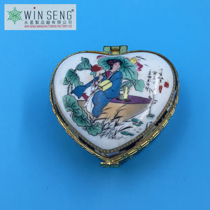 Joyero de porcelana de estilo chino con pintura de tinta de mujer Solución de almacenamiento elegante y única - Product Image 2