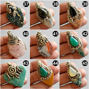 Pendentif en argile polymère naturelle, 1 pièce, pierres précieuses mélangées, chakra, en argile perceuse, point cristal - Product Image 4