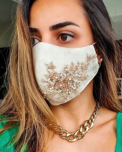 Masque de visage féminin élégant avec une belle broderie à la main Accessoires de visage parfaits pour les femmes Déclaration de mode pour un usage quotidien - Product Image 1