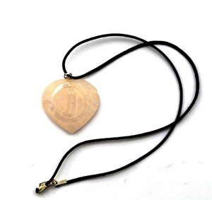 Acheter le meilleur rapport qualité-prix de Rose Quartz Runique Symbole Pendentifs à vendre Pendentif pierre de guérison gravée - Product Image 1