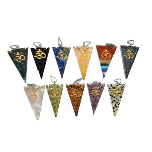 Pendentif Om en pierres précieuses assorties en forme de pointe de flèche Bijoux fabriqués en pierre semi-précieuse - Product Image 1
