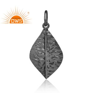 Colgante de pétalo martillado a mano, joyería de diseño, al por mayor, negro sobre plata 925, proveedor de joyería - Product Image 3