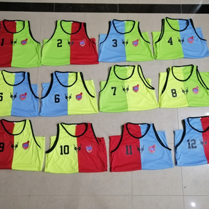 Baberos deportivos y chaleco de entrenamiento con estampado de ropa de fútbol personalizada de alta calidad - Product Image 1