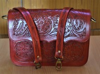 Portefeuilles, sacs à main et sacs en cuir beige faits sur mesure, sculptés à la main, en cuir véritable avec des motifs sculptés complexes