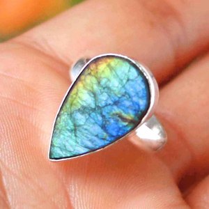 Bagues en résine avec pendentif à breloque en pierres précieuses pour la fabrication de bijoux de mariage. - Product Image 4