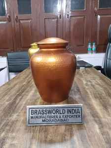 URNA DE CREMACIÓN GRABADA MARTILLADA AMARILLO DE ALUMINIO Suministros funerarios Premium de Brassworld India - Product Image 4