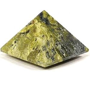 Pyramide de cristal de serpentin naturel de haute qualité, pierres précieuses de guérison, vente en gros - Product Image 1
