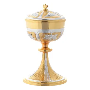 Ciborium สลักลายนูนสีเงินและสีทองสองชิ้น - Product Image 1